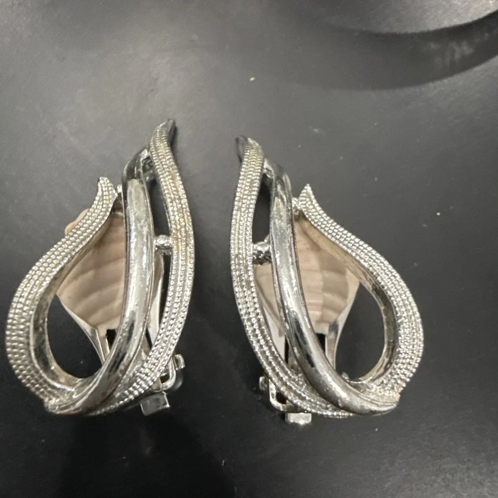 VINTAGE SARAH COVENTRY SILVER SWIRL PIN/BROOCH W/MATCHING CLIP ON EARRINGS SET